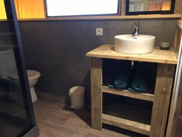 Salle de bain Lodge ©Glamping Sainte Suzanne