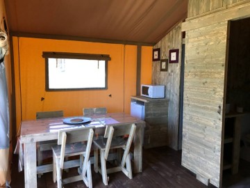 Cuisine Lodge ©Glamping Sainte Suzanne