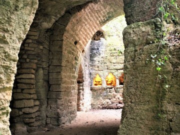 Troglodytes et sarcophages - _2 J. Deloffe
