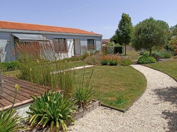 236966 - Espace extérieur, accès aux chambres. Clévacances France