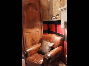 40254 - Grand confort, meubles de famille Clévacances France