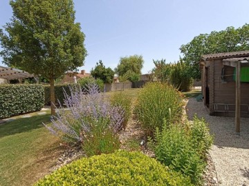 236967 - Jardin commun avec abris à vélos Clévacances France