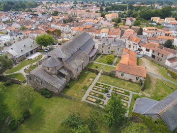 Abbatiale vue du ciel (c) OT Grand Lieu JM Decazes