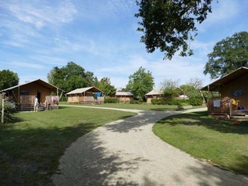 Allée du Glamping avec tentes Glamping Sainte Suzanne