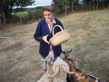 Elisabet fait sa tournée pour nourrir toute la batterie d'animaux de la ferme - Photo T. Le Gourrierec