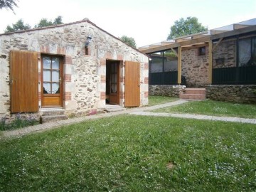 GITE La Petite Folie_MAREUIL SUR LAY DISSAIS_Gîte Le Poulailler COLLIN B