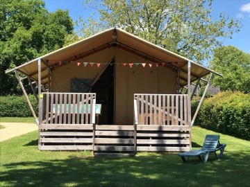 Lodge vue de devant ©Glamping Sainte Suzanne