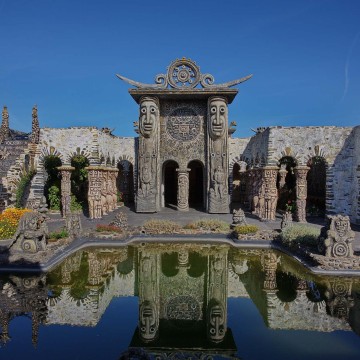 Explore Robert Tatin's palace-museum!