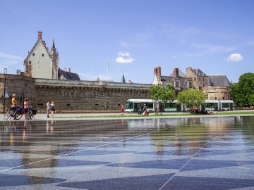 Le miroir d'eau devant le château des ducs de Bretagne