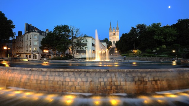 Fontaine et Cathédrale St-Maurice