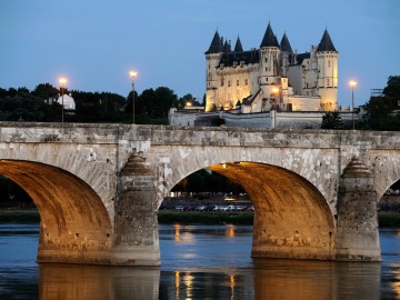 Château de Saumur à la tombée de la nuit
