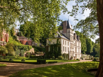 Jardins du château de Poncé-sur-le Loir, labellisé jardin remarquable : autour d'un château datant du 16ème s., visite des jardins à la française avec ses labyrinthes de charmilles et d'un jardin à l'italienne	© J.Ph Berlose-Cemjika 