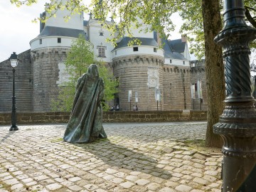Statue Anne de Bretagne près de l'entrée principale du château - Château des ducs de Bretagne
