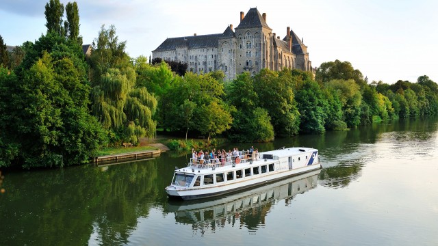 Promenade en bateau promenade dans la vallée de la Sarthe en Pays de la Loire