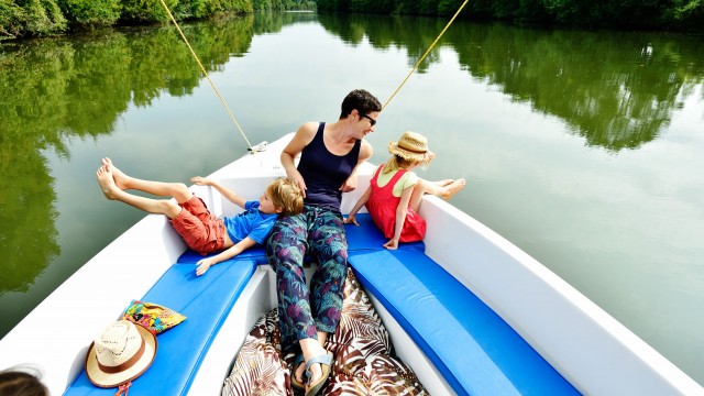 Balade en bateau électrique dans la vallée de la Sarthe en Pays de la Loire