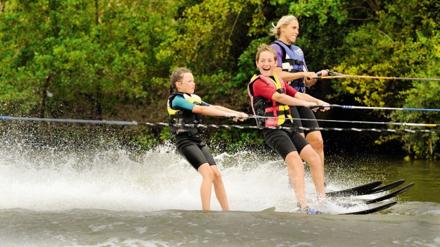 ski nautique sur La Mayenne près de Château-Gontier en Pays de la Loire
