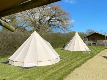 Tente Louisiane et Tipi ©Glamping Sainte Suzanne