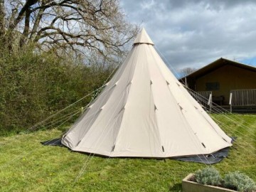 Tente Tipi ©Glamping Sainte Suzanne
