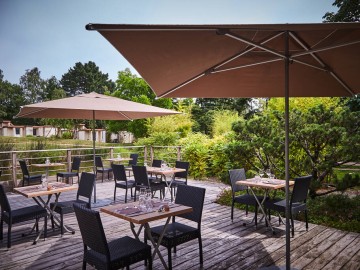 Terrasse restaurant-la-pommeraye-mauges-sur-loire-anjou © Jardins de l'Anjou
