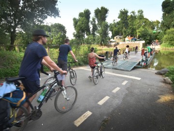 Traverser la rivière à vélo grâce à un bac